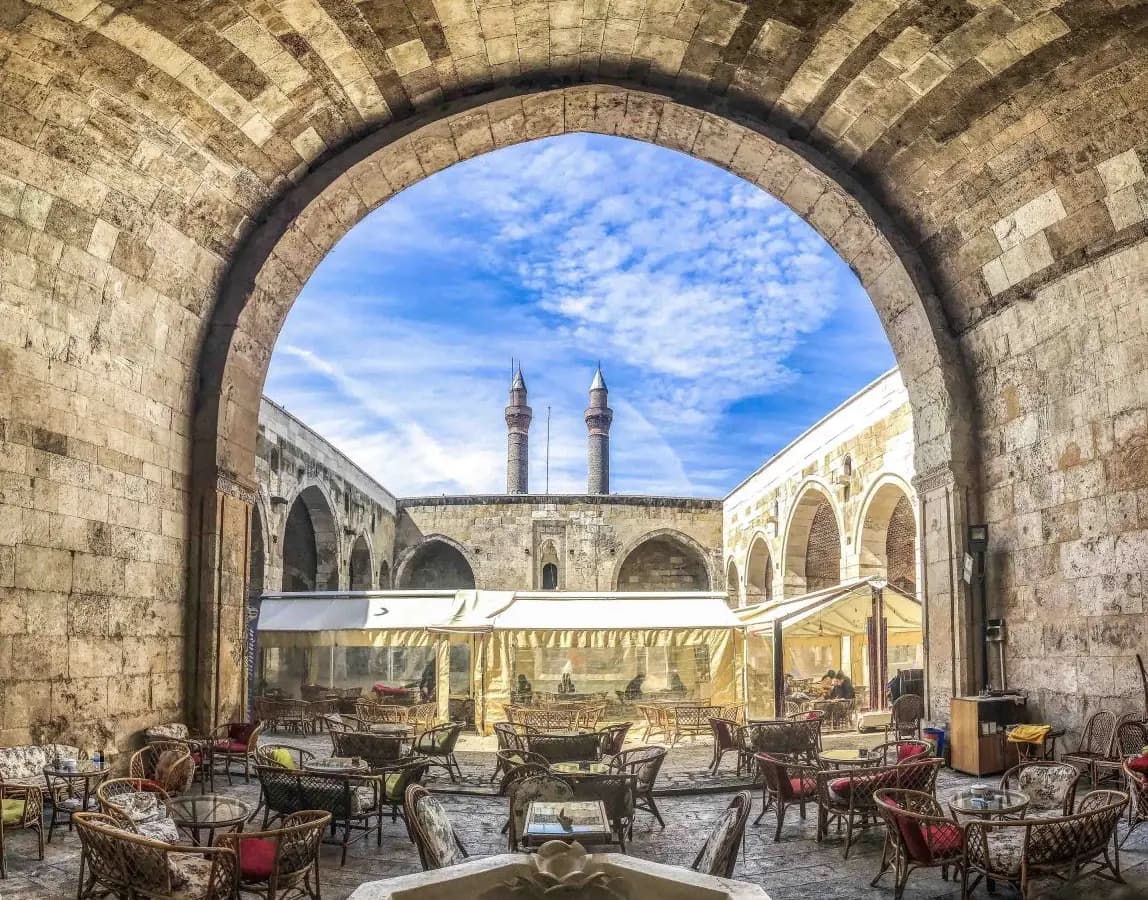 Sivas Şifaiye Medresesi’nin kemerli avlusu ve arkada Çifte Minareli Medrese