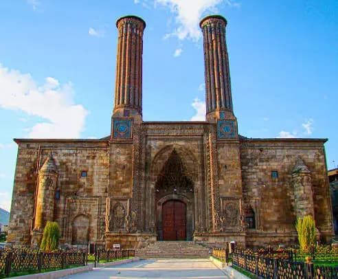 Erzurum Çifte Minareli Medrese’nin taçkapısı ve tuğla minareleri