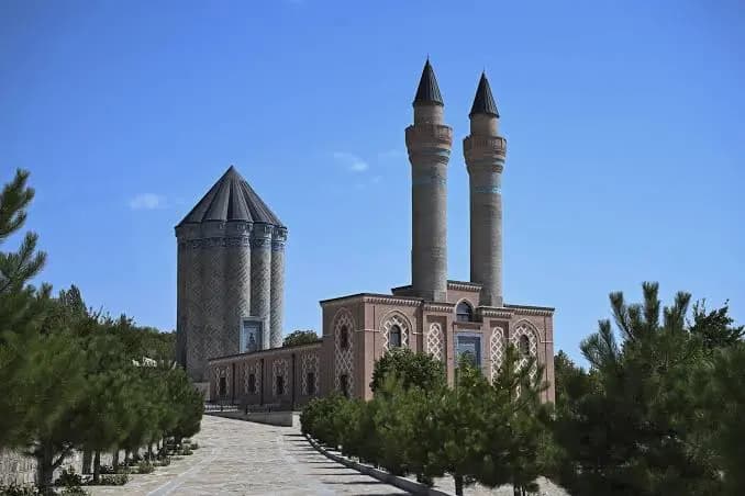 Nahçıvan’da çinili konik külahlı türbe ve yanındaki çift minareli cami