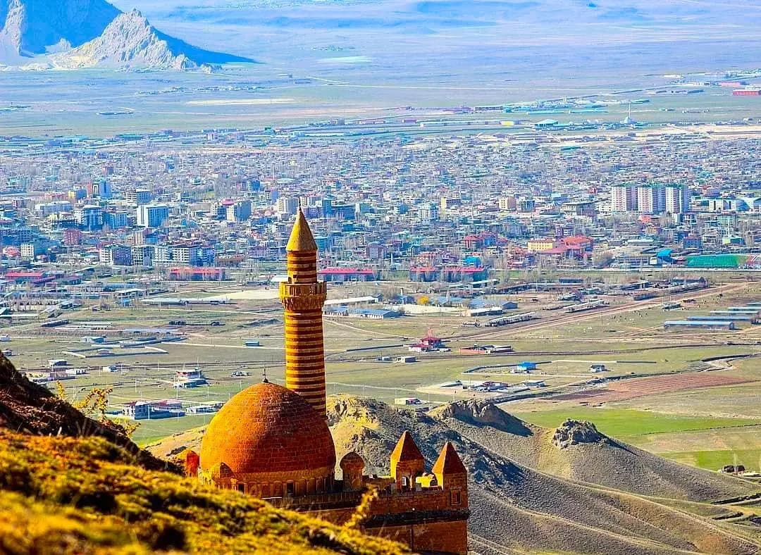 Doğubayazıt’a bakan İshakpaşa Sarayı’nın kubbesi ve minaresi