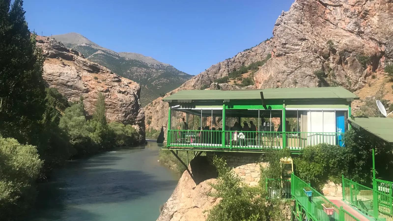 Kanyon içinden geçen nehrin kıyısındaki çay bahçesi