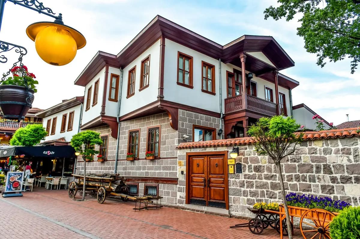 Hamamönü’nde restore edilmiş tarihî Ankara evleri ve taş döşeli sokak