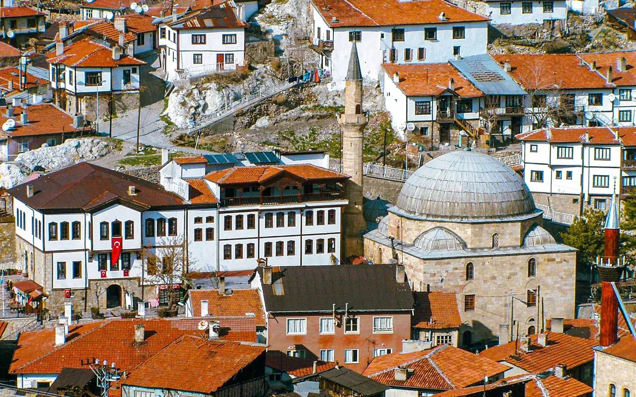 Beypazarı’nın tepeden görünümü: kırmızı kiremitli tarihî evler ve cami