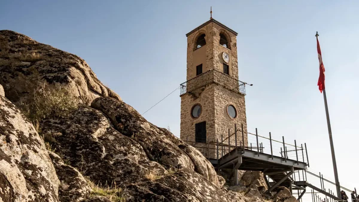Sivrihisar Saat Kulesi, kayalık tepenin üzerinde